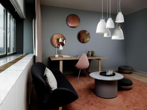 Camera con scrivania, sedia e tavolo di Radisson Collection Royal Hotel, Copenhagen a Copenaghen
