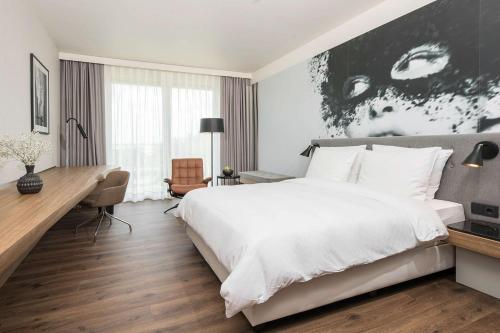 Uma cama ou camas num quarto em Radisson Blu Hotel Köln