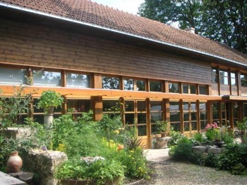 una casa con un jardín delante de ella en Le Clos Chedeville, en Chartres