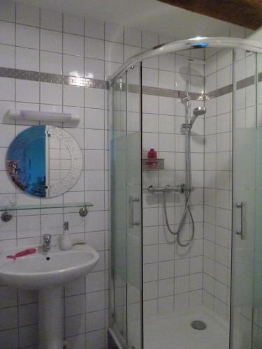 une salle de bain avec douche et lavabo dans l'établissement B&B L'Atelier du Presbytère, à Saint-Maugan