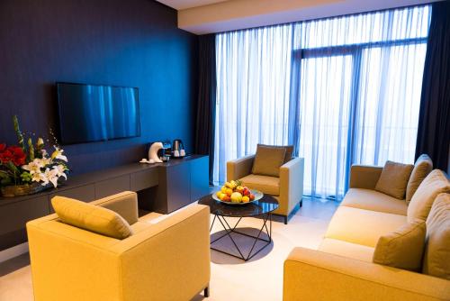 Una televisión o centro de entretenimiento en Radisson Hotel Dakar Diamniadio