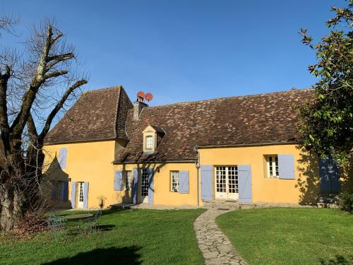 ein gelbes Haus mit einem Dach und einem Hof in der Unterkunft Domaine de la Chartreuse Dautré in Mauzac-et-Grand-Castang