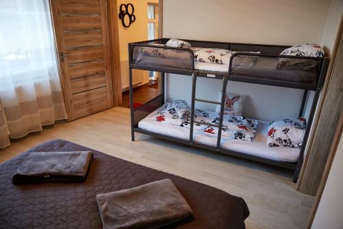 Двухъярусная кровать или двухъярусные кровати в номере Apartman Biskupice