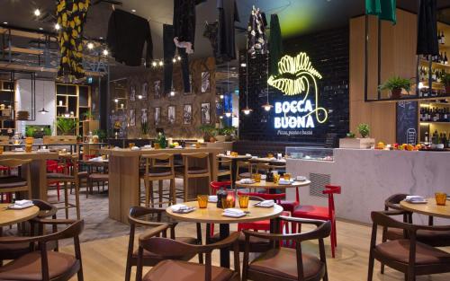 restauracja ze stołami i krzesłami oraz bar w obiekcie Park Inn by Radisson Riga Valdemara w Rydze