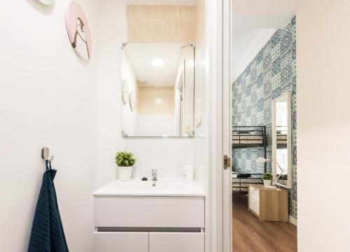 een badkamer met een wastafel en een spiegel bij Apartamento en Puerta del Sol in Madrid