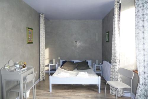 Un pat sau paturi într-o cameră la B&B L'Atelier du Presbytère