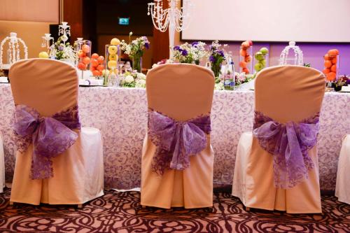 two chairs in front of a table with flowers at Radisson Blu Hotel, Abu Dhabi Yas Island in Abu Dhabi