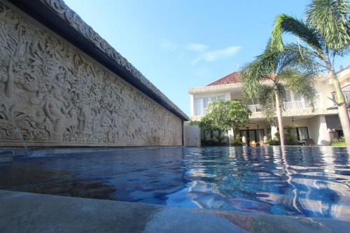 Бассейн в Taman Agung Hotel или поблизости