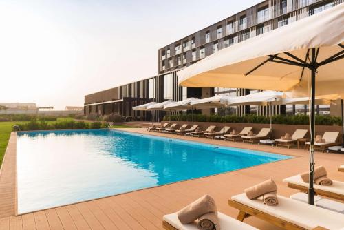 La alberca dentro o cerca de Radisson Hotel Dakar Diamniadio