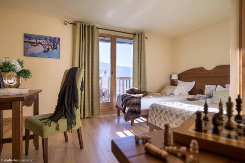 a hotel room with a bed and a chess board at Résidence l'Oxalys in Val Thorens