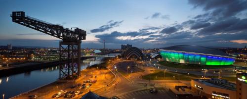 een uitzicht op een stadion 's nachts met een brug bij Radisson RED Hotel, Glasgow in Glasgow