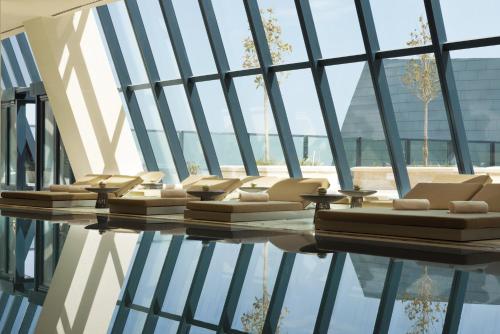 Гостиная зона в Fairmont Baku, Flame Towers
