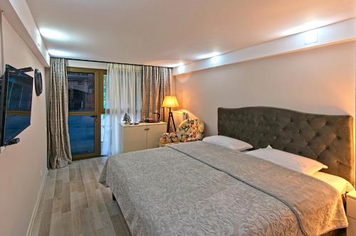 Ein Bett oder Betten in einem Zimmer der Unterkunft Sakhli at Chavchavadze ave 15