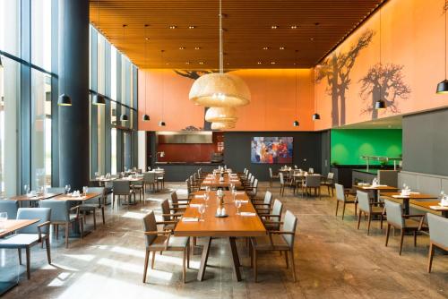 Un restaurante u otro lugar para comer en Radisson Hotel Dakar Diamniadio