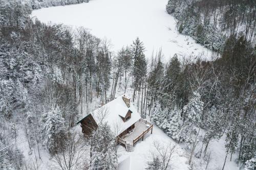 an aerial view of a cabin in the snow at Domaine la Cedriere in Grenville-sur-la-Rouge