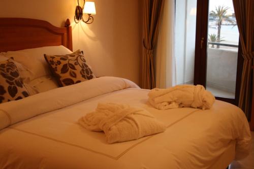 two towels are sitting on top of a bed at Mira Spiaggia in San Vito lo Capo