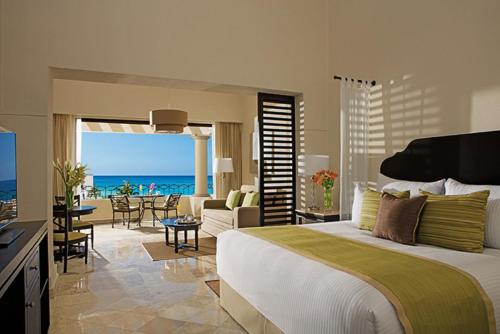 une chambre avec un lit et une vue sur l'océan dans l'établissement Dreams Los Cabos Suites Golf Resort & Spa, à Cabo San Lucas