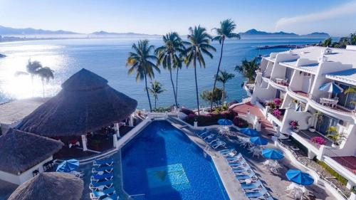 an aerial view of a resort with a swimming pool at Rento departamento frente a la playa in Manzanillo
