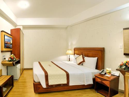 Una cama o camas en una habitación de Elios Hotel