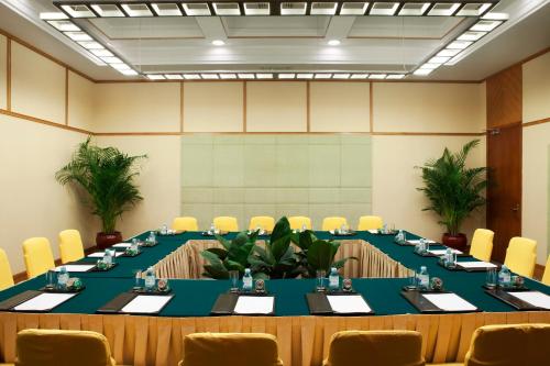 a conference room with a large table and chairs at Holiday Inn Temple Of Heaven Beijing by IHG in Beijing