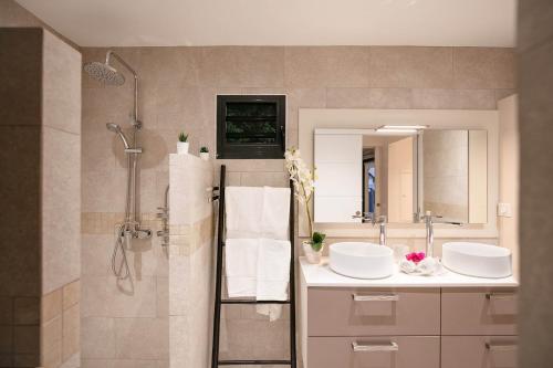 y baño con 2 lavabos y ducha. en Dream Villa Lorient 604, en Saint Barthelemy