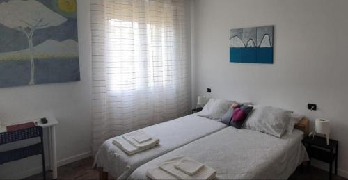 una camera da letto con un letto e due asciugamani di B&B Artis Faenza a Faenza