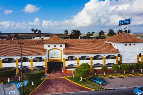a hotel building with a sign that reads hope at Del Mar Inn Playas in Tijuana