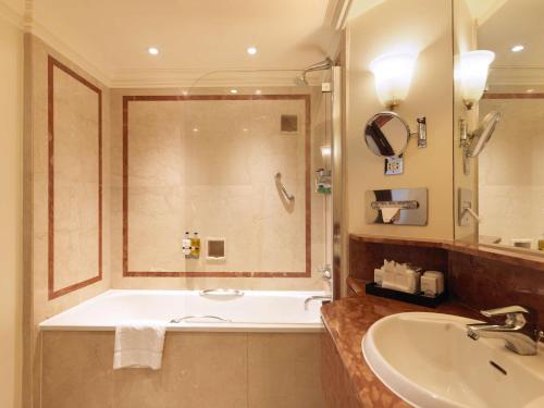 
Um banheiro em Radisson Blu Edwardian Hampshire Hotel, London
