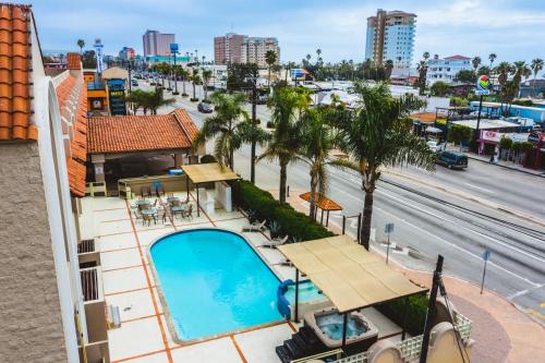 Pemandangan kolam renang di Del Mar Inn Rosarito atau berdekatan