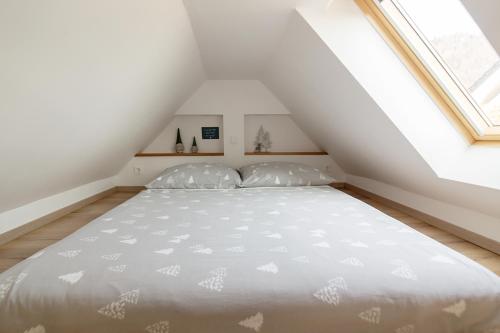 1 dormitorio con 1 cama grande en el ático en Garden living en Bled