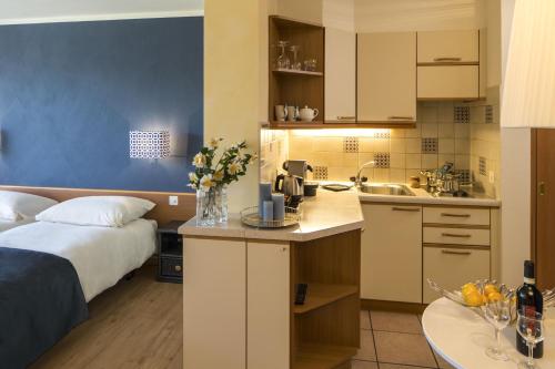 eine Küche und ein Schlafzimmer mit einem Bett und einem Tisch in der Unterkunft La Barca Blu in Locarno