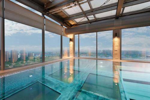 Kolam renang di atau di dekat Holiday Inn Shanghai Pudong Kangqiao, an IHG Hotel