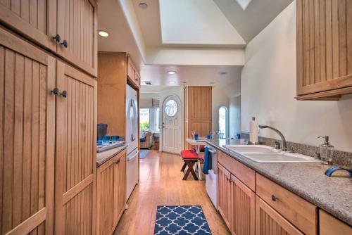 Dapur atau dapur kecil di Catalina Island Home Walk to Main Street Beach!