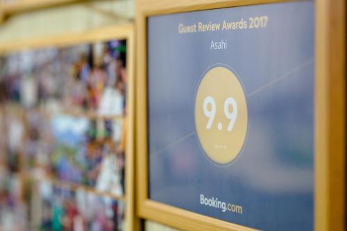 Certificado, premio, señal o documento que está expuesto en Asahi