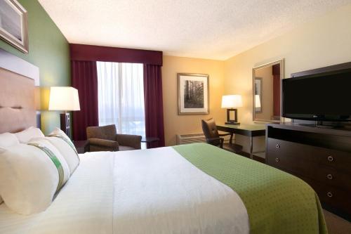Tempat tidur dalam kamar di Holiday Inn Portland-Airport I-205, an IHG Hotel