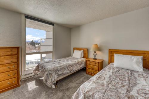 狄龍的住宿－Orfino 311，一间卧室设有两张床和窗户。