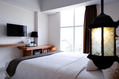 Ένα ή περισσότερα κρεβάτια σε δωμάτιο στο KHAS Tugu Hotel Yogyakarta