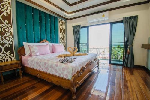 una camera da letto con un letto e un balcone di TC villa on beach a Ko Larn