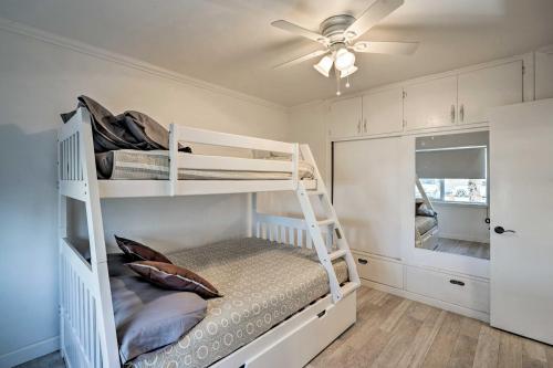 Ein Etagenbett oder Etagenbetten in einem Zimmer der Unterkunft Waterfront Cottage with Private Pool and Lake View!