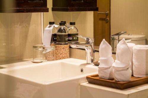 Η κουζίνα ή μικρή κουζίνα στο KHAS Tugu Hotel Yogyakarta