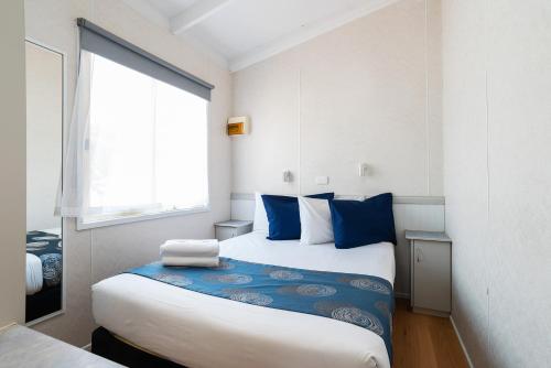 Ein Bett oder Betten in einem Zimmer der Unterkunft Crestview Tourist Park
