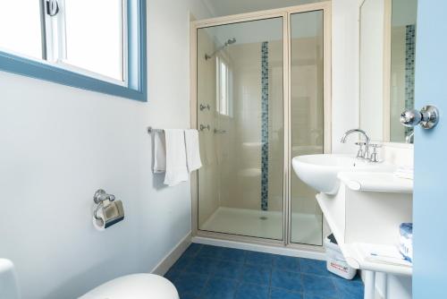ein Badezimmer mit Dusche, Toilette und Waschbecken in der Unterkunft Crestview Tourist Park in Queanbeyan