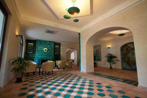 a dining room with a checkered floor at Il Casale Della Stella in Baronissi