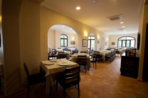 a dining room with tables and chairs in a restaurant at Il Casale Della Stella in Baronissi