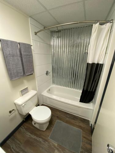 Ett badrum på Dawson Lodge