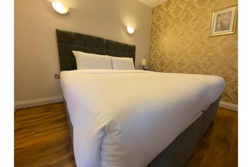 Postel nebo postele na pokoji v ubytování Baylis House Hotel