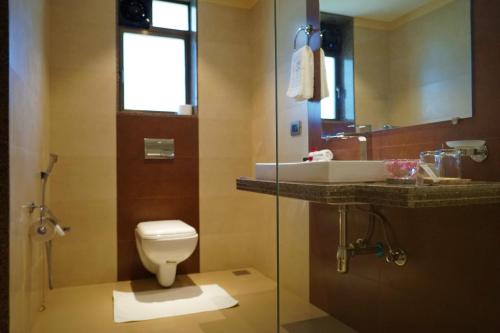 Un baño de Fazlani Natures Nest - The Wellness Retreat