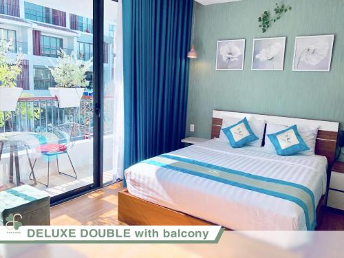 1 dormitorio con 1 cama con almohadas azules y balcón en FLORA Hotel Phu Quoc en Phu Quoc