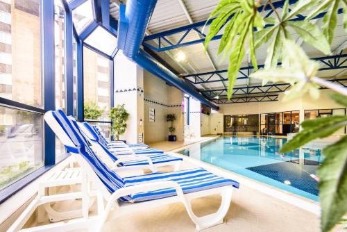 una piscina con sedie a sdraio e una piscina di Holiday Inn Portsmouth by IHG a Portsmouth