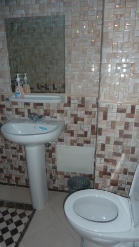 um banheiro com pia e vaso sanitário em Hotel Aday em Marraquexe